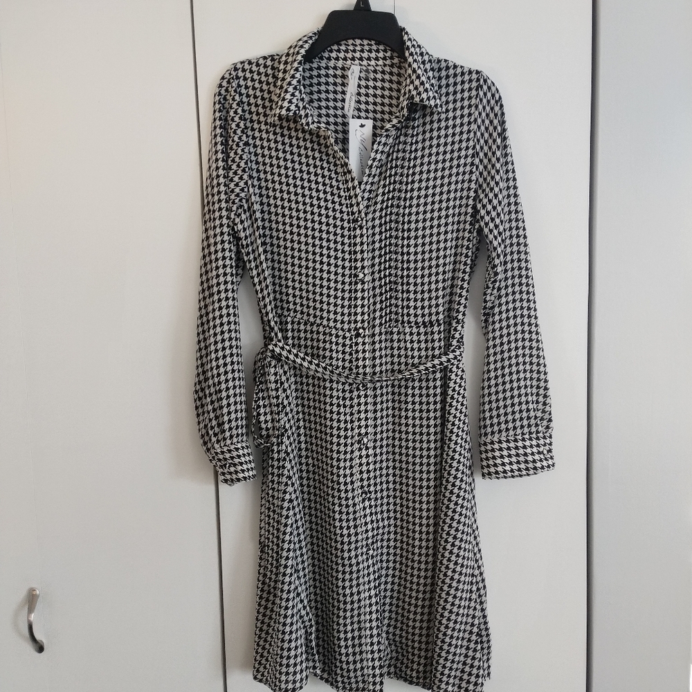 🍄 3/$15 NWT Houndstooth black and white dress. Button down dress. Size M